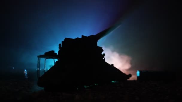 War concept. Militaire silhouetten vechten scène op oorlog mist hemel achtergrond, Wereldoorlog Duitse tanks silhouetten onder bewolkte skyline 's nachts. Aanvals scène. Gepantserde voertuigen en infanterie. — Stockvideo