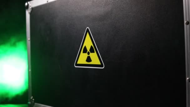 Kara Kutuda Radyasyon Işareti — Stok video