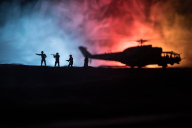 Askeri helikopter çatışma bölgesinden uçmaya hazır silüeti. Gece görüntüleri çöl sisli tonda sırt ile başlayarak helikopter ile dekore edilmiştir. Seçici odak.