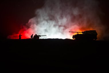 Savaş Konsepti. Savaş sis gökyüzü arka plan üzerinde sahne mücadele Askeri siluetler, Gece Bulutlu Skyline Altında Dünya Savaşı Alman Tankları Siluetler. Saldırı sahnesi. Zırhlı araçlar ve piyadeler.