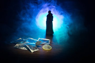 Açık bir kadın prezervatifi, güvenli seks kavramı tutan bir genç güzel kız kapatın. AIDS ve doğum kontrol karşı koruma