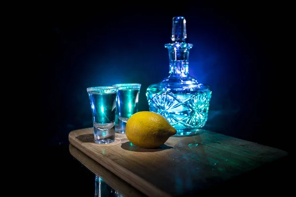 Conceito de bebida do clube. Bebida de álcool saborosa coquetel tequila com limão e sal em fundo escuro vibrante ou óculos com tequila em um bar — Fotografia de Stock