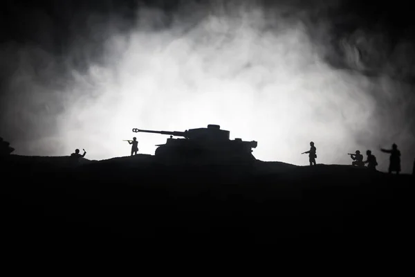 Conceito de Guerra. silhuetas militares cena de luta no fundo do céu nevoeiro guerra, tanques alemães da guerra mundial silhuetas abaixo do céu nublado à noite. Cena de ataque. Veículos blindados e infantaria . — Fotografia de Stock