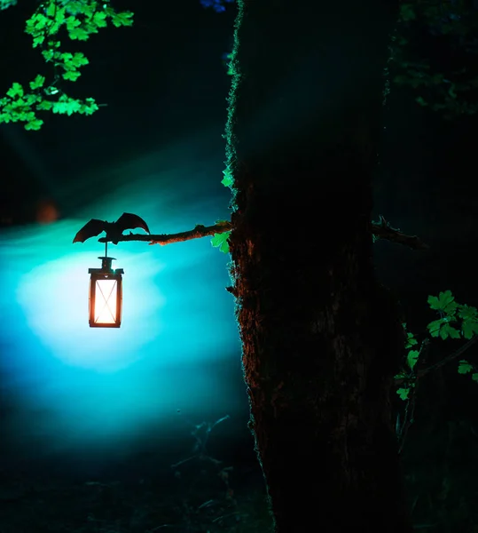 Horror Halloween koncepcji. Nietoperz rozprzestrzenia skrzydła siedzi na drzewie w mglistej nocy. — Zdjęcie stockowe