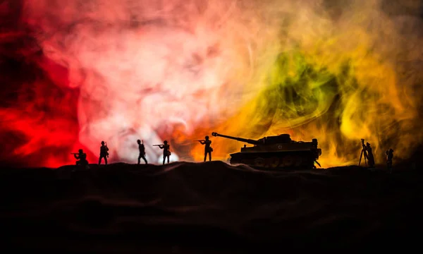 War concept. Militaire silhouetten vechten scène op oorlog mist hemel achtergrond, Wereldoorlog Duitse tanks silhouetten onder bewolkte skyline 's nachts. Aanvals scène. Gepantserde voertuigen en infanterie. — Stockfoto