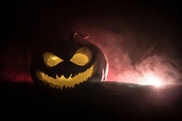 Halloween citrouille sourire et les yeux effrayants pour la soirée. Vue rapprochée de la citrouille effrayant Halloween avec les yeux brillants à l'intérieur à fond noir . — Photo