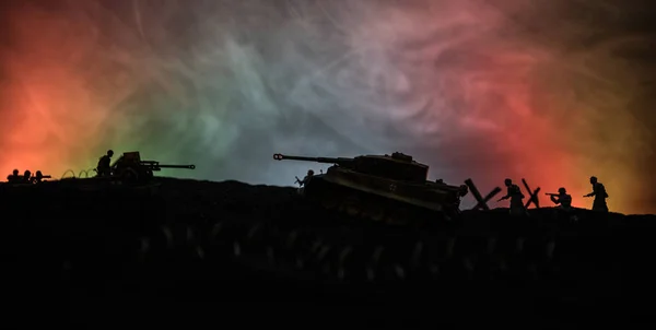 Kriegskonzept. militärische Silhouetten Kampfszene auf Kriegsnebel Himmel Hintergrund, Weltkrieg deutsche Panzer Silhouetten unter bewölkten Skyline in der Nacht. Angriffsszene. Panzerfahrzeuge und Infanterie. — Stockfoto