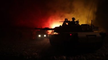 Savaş Konsepti. Savaş sis gökyüzü arka plan üzerinde sahne mücadele Askeri siluetler, Gece Bulutlu Skyline Altında Dünya Savaşı Alman Tankları Siluetler. Saldırı sahnesi. Zırhlı araçlar ve piyadeler.