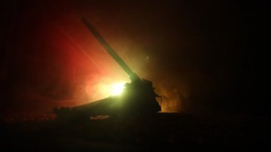 Savaş Konsepti. Savaş sis gökyüzü arka plan üzerinde sahne mücadele Askeri siluetler, Gece Bulutlu Skyline Altında Dünya Savaşı Alman Tankları Siluetler. Saldırı sahnesi. Zırhlı araçlar ve piyadeler.