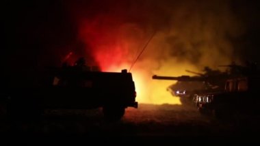 Savaş Konsepti. Savaş sis gökyüzü arka plan üzerinde sahne mücadele Askeri siluetler, Gece Bulutlu Skyline Altında Dünya Savaşı Alman Tankları Siluetler. Saldırı sahnesi. Zırhlı araçlar ve piyadeler.