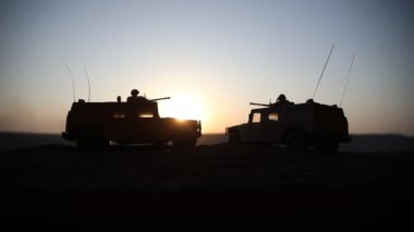 Savaş Konsepti. Savaş sis gökyüzü arka plan üzerinde sahne mücadele Askeri siluetler, Gece Bulutlu Skyline Altında Dünya Savaşı Alman Tankları Siluetler. Saldırı sahnesi. Zırhlı araçlar ve piyadeler.