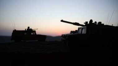 Savaş Konsepti. Savaş sis gökyüzü arka plan üzerinde sahne mücadele Askeri siluetler, Gece Bulutlu Skyline Altında Dünya Savaşı Alman Tankları Siluetler. Saldırı sahnesi. Zırhlı araçlar ve piyadeler.