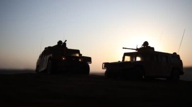 Savaş Konsepti. Savaş sis gökyüzü arka plan üzerinde sahne mücadele Askeri siluetler, Gece Bulutlu Skyline Altında Dünya Savaşı Alman Tankları Siluetler. Saldırı sahnesi. Zırhlı araçlar ve piyadeler.