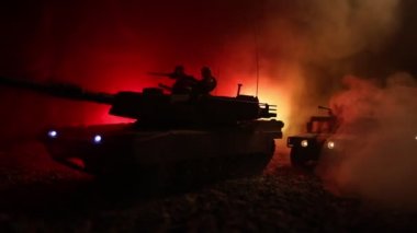 Savaş Konsepti. Savaş sis gökyüzü arka plan üzerinde sahne mücadele Askeri siluetler, Gece Bulutlu Skyline Altında Dünya Savaşı Alman Tankları Siluetler. Saldırı sahnesi. Zırhlı araçlar ve piyadeler.