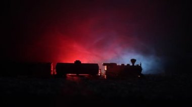 Savaş Konsepti. Savaş sis gökyüzü arka plan üzerinde sahne mücadele Askeri siluetler, Gece Bulutlu Skyline Altında Dünya Savaşı Alman Tankları Siluetler. Saldırı sahnesi. Zırhlı araçlar ve piyadeler.