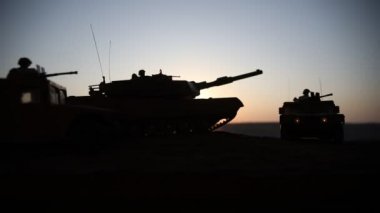 Savaş Konsepti. Savaş sis gökyüzü arka plan üzerinde sahne mücadele Askeri siluetler, Gece Bulutlu Skyline Altında Dünya Savaşı Alman Tankları Siluetler. Saldırı sahnesi. Zırhlı araçlar ve piyadeler.