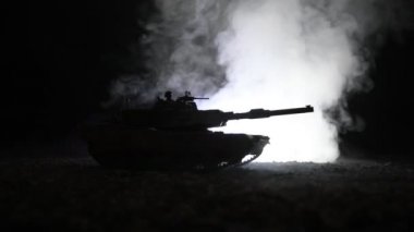 Savaş Konsepti. Savaş sis gökyüzü arka plan üzerinde sahne mücadele Askeri siluetler, Gece Bulutlu Skyline Altında Dünya Savaşı Alman Tankları Siluetler. Saldırı sahnesi. Zırhlı araçlar ve piyadeler.