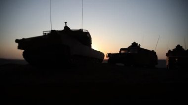 Savaş Konsepti. Savaş sis gökyüzü arka plan üzerinde sahne mücadele Askeri siluetler, Gece Bulutlu Skyline Altında Dünya Savaşı Alman Tankları Siluetler. Saldırı sahnesi. Zırhlı araçlar ve piyadeler.