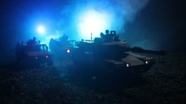 Savaş Konsepti. Savaş sis gökyüzü arka plan üzerinde sahne mücadele Askeri siluetler, Gece Bulutlu Skyline Altında Dünya Savaşı Alman Tankları Siluetler. Saldırı sahnesi. Zırhlı araçlar ve piyadeler.