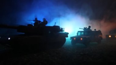 Savaş Konsepti. Savaş sis gökyüzü arka plan üzerinde sahne mücadele Askeri siluetler, Gece Bulutlu Skyline Altında Dünya Savaşı Alman Tankları Siluetler. Saldırı sahnesi. Zırhlı araçlar ve piyadeler.