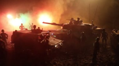 Savaş Konsepti. Savaş sis gökyüzü arka plan üzerinde sahne mücadele Askeri siluetler, Gece Bulutlu Skyline Altında Dünya Savaşı Alman Tankları Siluetler. Saldırı sahnesi. Zırhlı araçlar ve piyadeler.