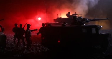 Savaş Konsepti. Savaş sis gökyüzü arka plan üzerinde sahne mücadele Askeri siluetler, Gece Bulutlu Skyline Altında Dünya Savaşı Alman Tankları Siluetler. Saldırı sahnesi. Zırhlı araçlar ve piyadeler.