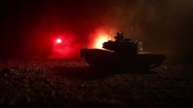 Savaş Konsepti. Savaş sis gökyüzü arka plan üzerinde sahne mücadele Askeri siluetler, Gece Bulutlu Skyline Altında Dünya Savaşı Alman Tankları Siluetler. Saldırı sahnesi. Zırhlı araçlar ve piyadeler.