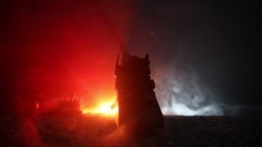 Savaş Konsepti. Savaş sis gökyüzü arka plan üzerinde sahne mücadele Askeri siluetler, Gece Bulutlu Skyline Altında Dünya Savaşı Alman Tankları Siluetler. Saldırı sahnesi. Zırhlı araçlar ve piyadeler.