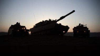 Savaş Konsepti. Savaş sis gökyüzü arka plan üzerinde sahne mücadele Askeri siluetler, Gece Bulutlu Skyline Altında Dünya Savaşı Alman Tankları Siluetler. Saldırı sahnesi. Zırhlı araçlar ve piyadeler.