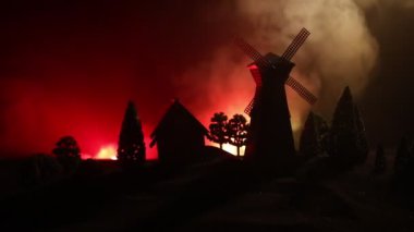 Geleneksel, Flamanca hill adlı bir yaz gün batımı sırasında yel değirmeni. Dekorasyon. Seçici odak