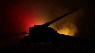 Savaş Konsepti. Savaş sis gökyüzü arka plan üzerinde sahne mücadele Askeri siluetler, Gece Bulutlu Skyline Altında Dünya Savaşı Alman Tankları Siluetler. Saldırı sahnesi. Zırhlı araçlar ve piyadeler.