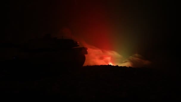 战争概念。军事剪影战斗场景在战争雾天空背景，二战德国坦克剪影下多云天际线在夜间。攻击场景。装甲车和步兵. — 图库视频影像