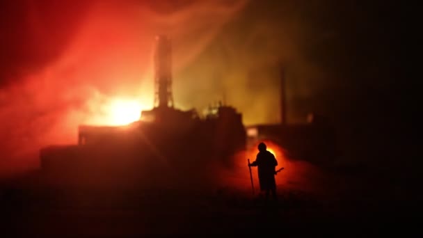 Concetto di guerra. Silhouette militari scena di combattimento su sfondo cielo nebbia di guerra, Serbatoi tedeschi della guerra mondiale Silhouettes Below Cloudy Skyline Di notte. Scena dell'attacco. Veicoli blindati e fanteria . — Video Stock