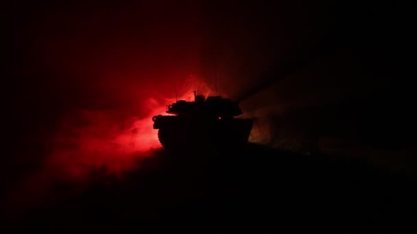 War concept. Militaire silhouetten vechten scène op oorlog mist hemel achtergrond, Wereldoorlog Duitse tanks silhouetten onder bewolkte skyline 's nachts. Aanvals scène. Gepantserde voertuigen en infanterie. — Stockvideo