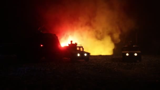 War concept. Militaire silhouetten vechten scène op oorlog mist hemel achtergrond, Wereldoorlog Duitse tanks silhouetten onder bewolkte skyline 's nachts. Aanvals scène. Gepantserde voertuigen en infanterie. — Stockvideo