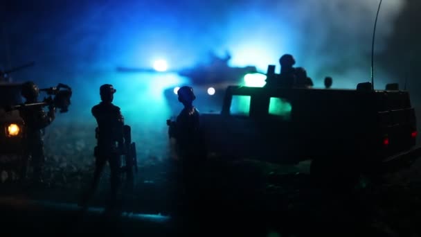 Concetto di guerra. Silhouette militari scena di combattimento su sfondo cielo nebbia di guerra, Serbatoi tedeschi della guerra mondiale Silhouettes Below Cloudy Skyline Di notte. Scena dell'attacco. Veicoli blindati e fanteria . — Video Stock