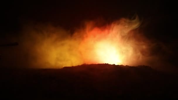 Concepto de guerra. Siluetas militares que luchan escena en el fondo del cielo niebla de guerra, Guerra Mundial tanques alemanes siluetas debajo del horizonte nublado Por la noche. Escena de ataque. Vehículos blindados e infantería . — Vídeo de stock