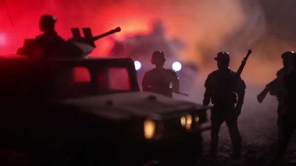 Concepto de guerra. Siluetas militares que luchan escena en el fondo del cielo niebla de guerra, Guerra Mundial tanques alemanes siluetas debajo del horizonte nublado Por la noche. Escena de ataque. Vehículos blindados e infantería . — Vídeo de stock