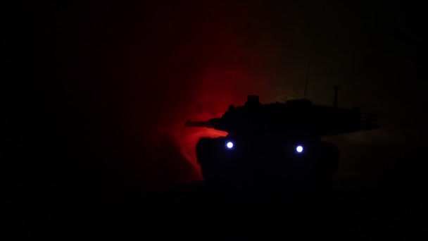 战争概念。军事剪影战斗场景在战争雾天空背景，二战德国坦克剪影下多云天际线在夜间。攻击场景。装甲车和步兵. — 图库视频影像