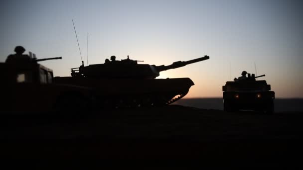 Concetto di guerra. Silhouette militari scena di combattimento su sfondo cielo nebbia di guerra, Serbatoi tedeschi della guerra mondiale Silhouettes Below Cloudy Skyline Di notte. Scena dell'attacco. Veicoli blindati e fanteria . — Video Stock