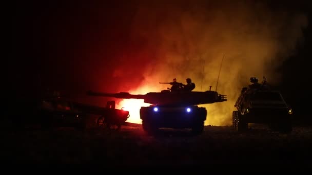 Concetto di guerra. Silhouette militari scena di combattimento su sfondo cielo nebbia di guerra, Serbatoi tedeschi della guerra mondiale Silhouettes Below Cloudy Skyline Di notte. Scena dell'attacco. Veicoli blindati e fanteria . — Video Stock