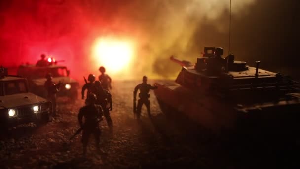 Concepto de guerra. Siluetas militares que luchan escena en el fondo del cielo niebla de guerra, Guerra Mundial tanques alemanes siluetas debajo del horizonte nublado Por la noche. Escena de ataque. Vehículos blindados e infantería . — Vídeo de stock