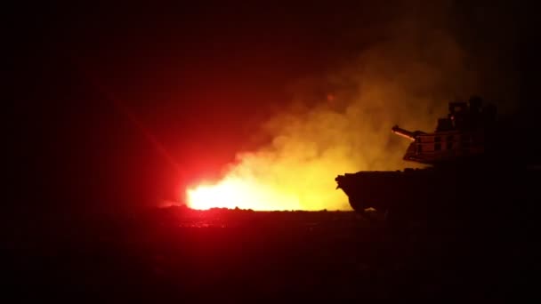 Concept de guerre. Silhouettes militaires scène de combat sur fond de brouillard de guerre ciel, Réservoirs allemands de la guerre mondiale Silhouettes ci-dessous ciel nuageux La nuit. Scène d'attaque. Véhicules blindés et infanterie . — Video