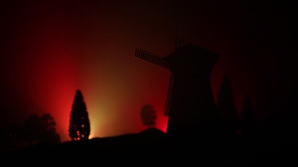Moulin à vent hollandais traditionnel sur une colline pendant un coucher de soleil d'été. Décoration. Concentration sélective 
