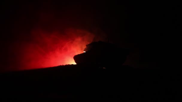 Concetto di guerra. Silhouette militari scena di combattimento su sfondo cielo nebbia di guerra, Serbatoi tedeschi della guerra mondiale Silhouettes Below Cloudy Skyline Di notte. Scena dell'attacco. Veicoli blindati e fanteria . — Video Stock