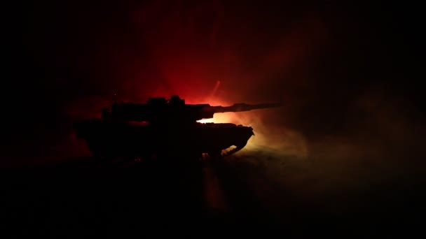 Πολεμική ιδέα. Στρατιωτικές σιλουέτες αγωνίζονται σκηνή στον πόλεμο ομίχλη ουρανό φόντο, παγκόσμιος πόλεμος Γερμανικά άρματα φιγούρες κάτω από συννεφιασμένο ορίζοντα τη νύχτα. Σκηνή επίθεσης. Τεθωρακισμένα οχήματα και πεζικό. — Αρχείο Βίντεο