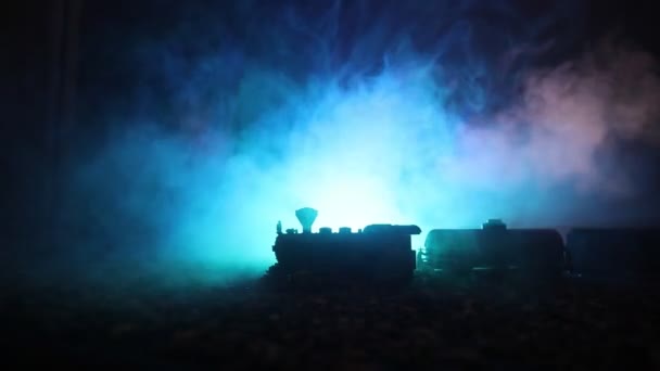 Concetto di guerra. Silhouette militari scena di combattimento su sfondo cielo nebbia di guerra, Serbatoi tedeschi della guerra mondiale Silhouettes Below Cloudy Skyline Di notte. Scena dell'attacco. Veicoli blindati e fanteria . — Video Stock