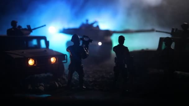 Concetto di guerra. Silhouette militari scena di combattimento su sfondo cielo nebbia di guerra, Serbatoi tedeschi della guerra mondiale Silhouettes Below Cloudy Skyline Di notte. Scena dell'attacco. Veicoli blindati e fanteria . — Video Stock