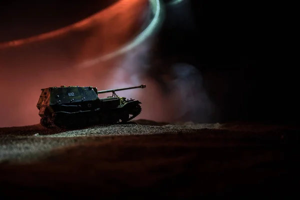 Válečný koncept. Vojenské siluety bojující s scénou na pozadí válečné mlhy, siluetu obrněného vozu pod mračnou Skyline v noci. Útočná scéna. Bitva o tanky. — Stock fotografie