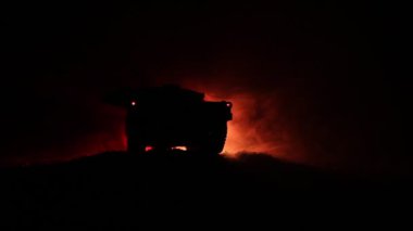 Savaş Konsepti. Savaş sis gökyüzü arka plan üzerinde sahne mücadele Askeri siluetler, Gece Bulutlu Skyline Altında Dünya Savaşı Alman Tankları Siluetler. Saldırı sahnesi. Zırhlı araçlar ve piyadeler.